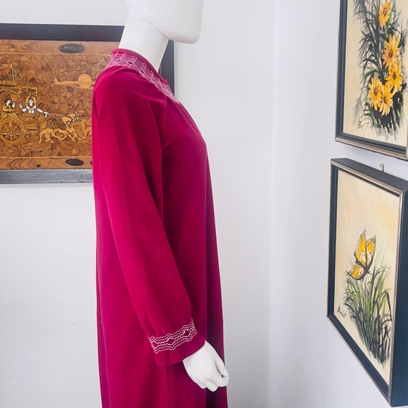 Vanity Fair Burgundy Zip Up Robe/ Housedress With Zig Zag Decoration - Picture 5 of 11